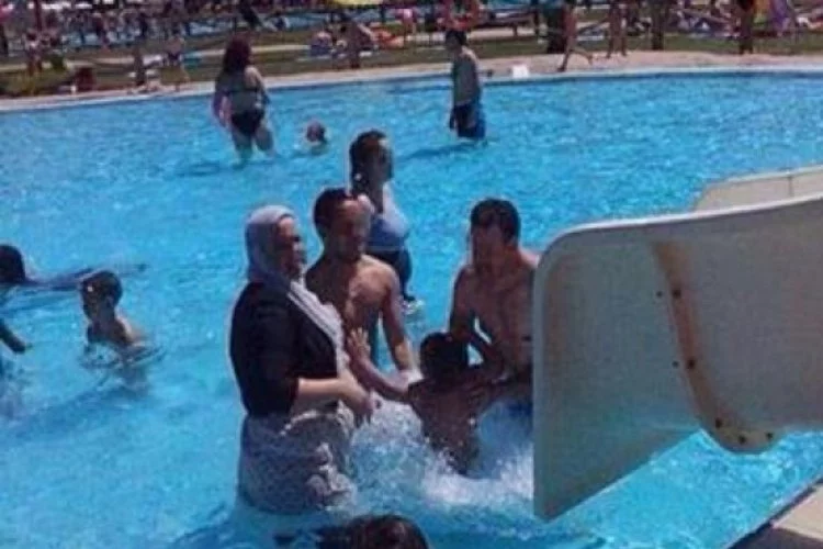 Tesettürle havuza giren kadını zorla çıkardılar