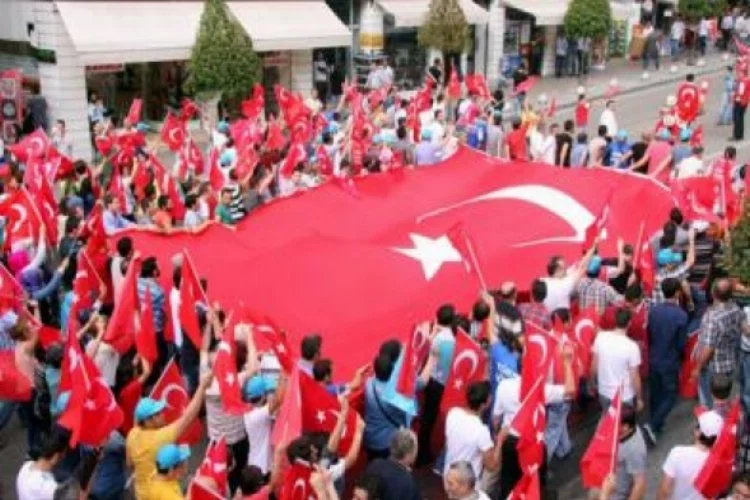 Bursa'da Kamu-Sen ve Türk-İş'ten bayrak tepkisi