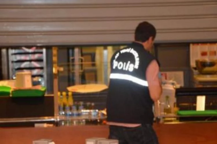 Polis memuru pizzayı beğenmeyince silahına sarıldı