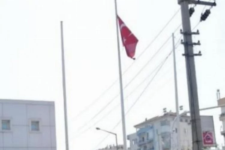 Türk bayrağını indirmek isterken...