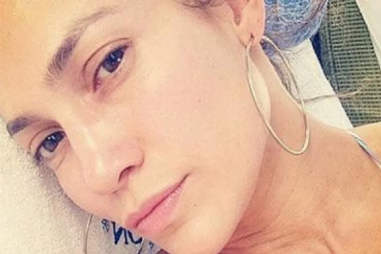 Jennifer Lopez'den makyajsız selfie