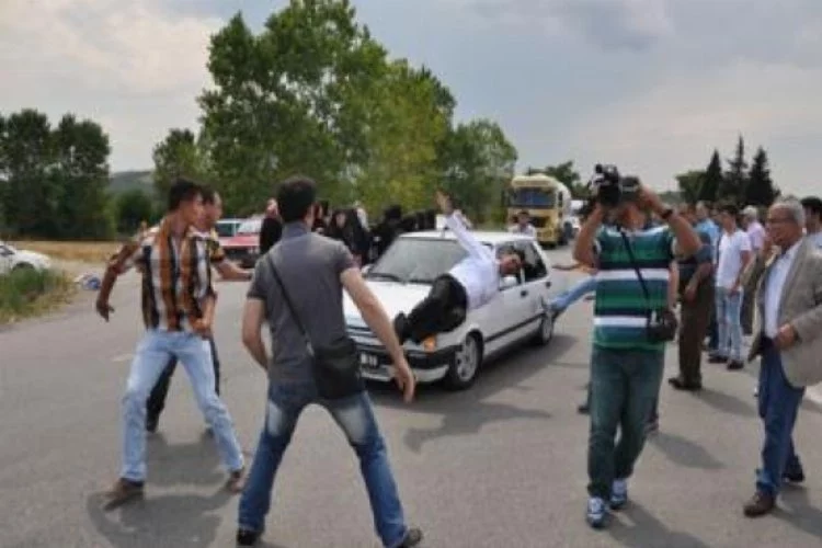 Bursa'da köylülerin kapattığı yolda dehşet dakikaları