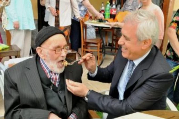 Bursalı 100 yaşındaki Hüseyin Amca'ya Bozbey'li doğum günü sürprizi