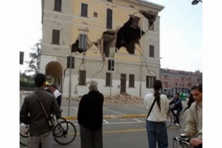 Deprem İtalya'yı vurdu