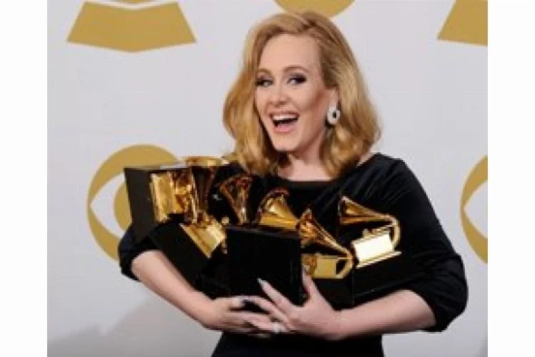 Adele yine ödülleri topladı