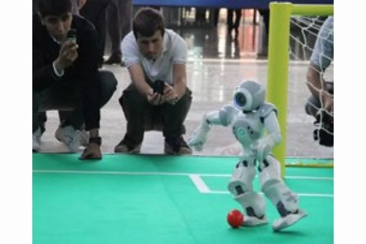 Bu robotlar futbol oynuyor
