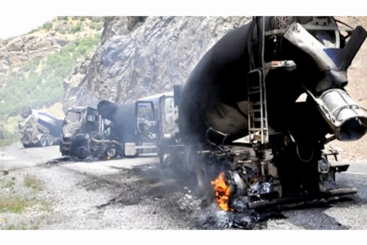 PKK yol kesip, kamyonları yaktı!