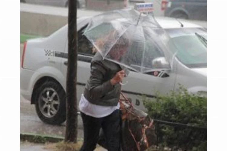 Bursa'da yağış ve rüzgar zor anlar yaşattı