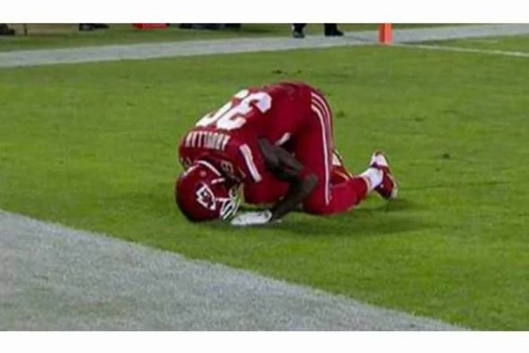 Müslüman futbolcu dua edince ceza aldı
