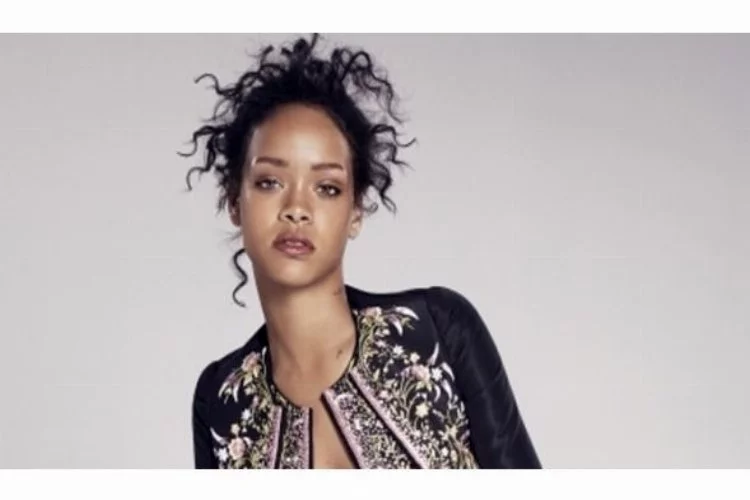 Rihanna yine üstsüz!