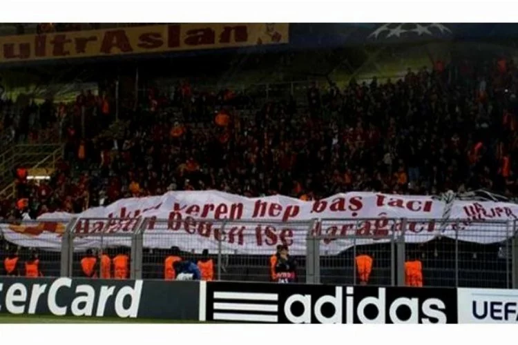 Galatasaray taraftarından olay pankart