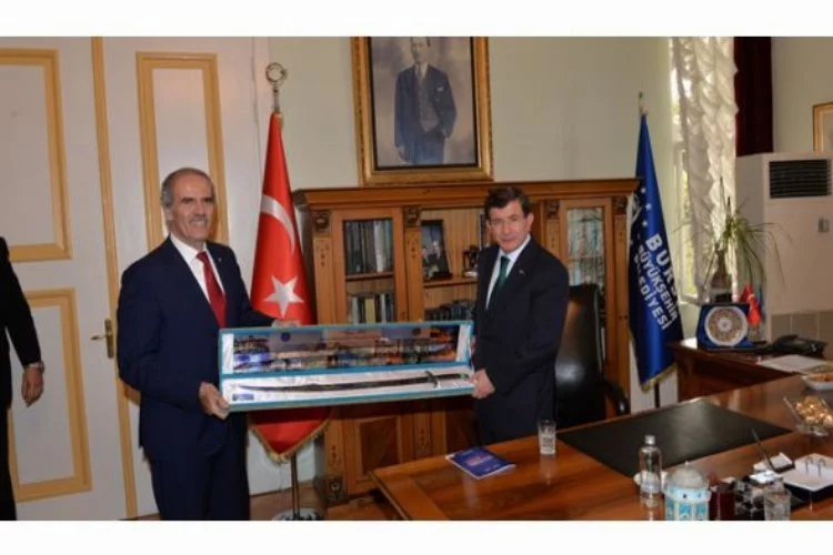 Başbakan Davutoğlu'na Bursa kılıcı hediye edildi