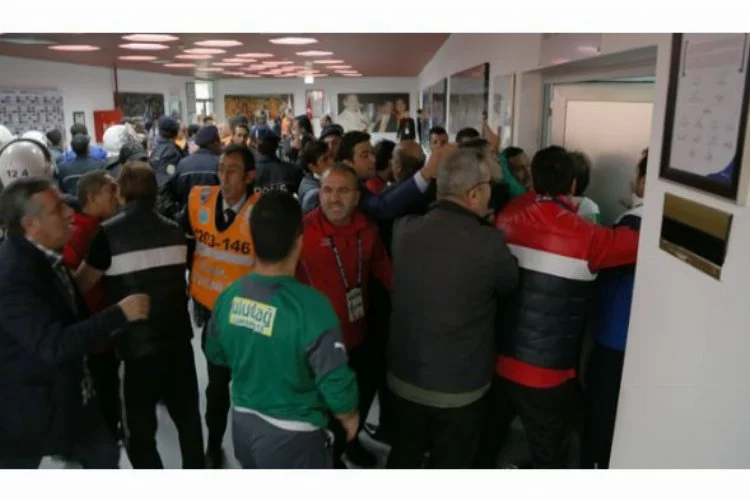 Bursaspor'a çirkin saldırı...Soyunma odasını basmaya çalıştılar