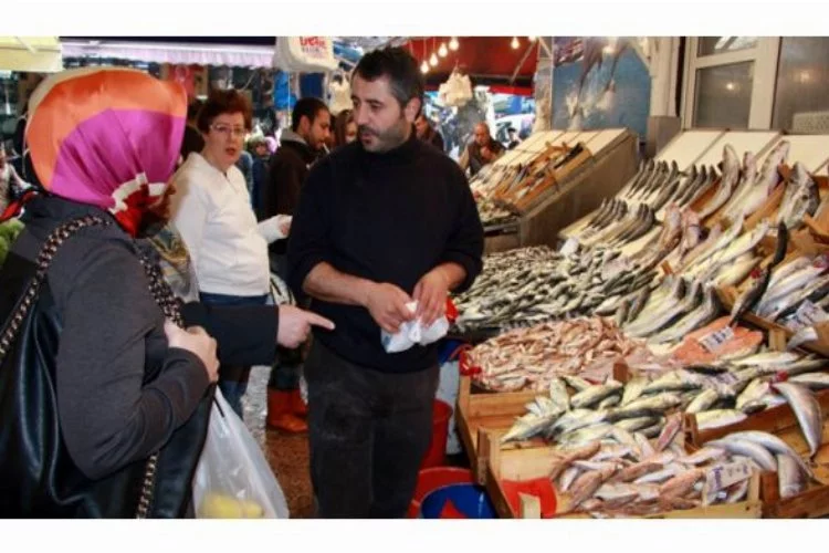 Bursalılar ucuz balığa hücum etti