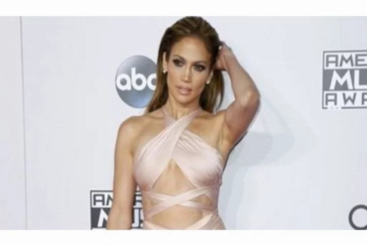 Jennifer Lopez giydiği kıyafetle...