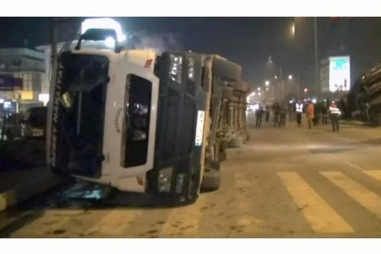 Bursa'da devrilen TIR trafiği felç etti