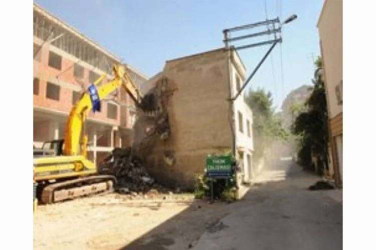 Büyükşehir kamulaştırılan binaların yıkımına başladı