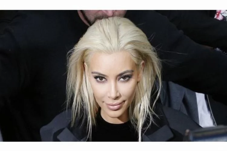 Kim Kardashian transparan kıyafeti ve saçlarıyla yine ilgi odağı oldu