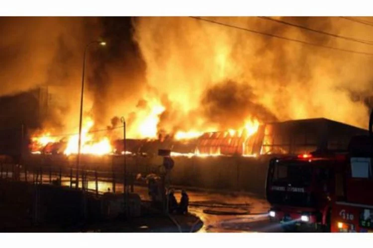 Bursa'da yangın dehşeti...Fabrika alev alev yandı