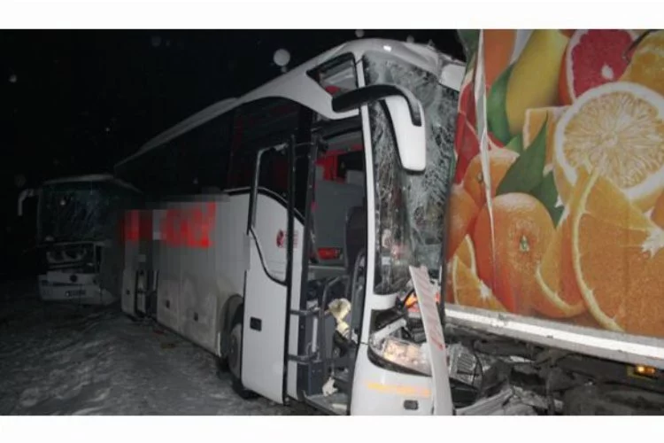 MHP'lileri taşıyan otobüs kaza yaptı: 1 ölü 13 yaralı