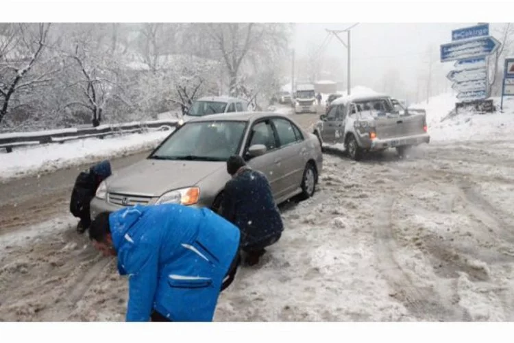 Bursa'da kar yağışı sürücülere zor anlar yaşattı