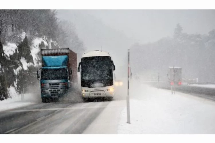 Bursa'da kar esareti!. Ankara yolunda zincirsiz geçişe izin yok