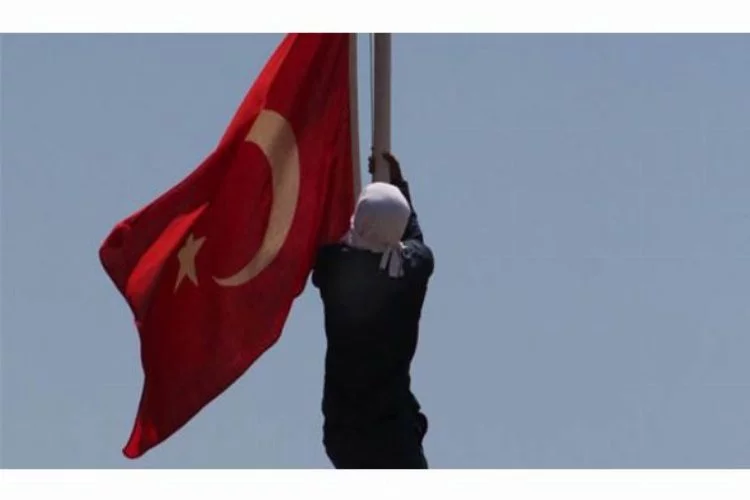 Türk bayrağını indirmişti...İşte aldığı ceza