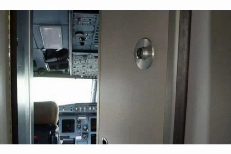 Pilot kokpit kapısını baltayla kırmaya çalışmış