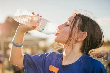 ABD'de bir kadın 20 dakika içinde 2 litre su içtikten sonra öldü