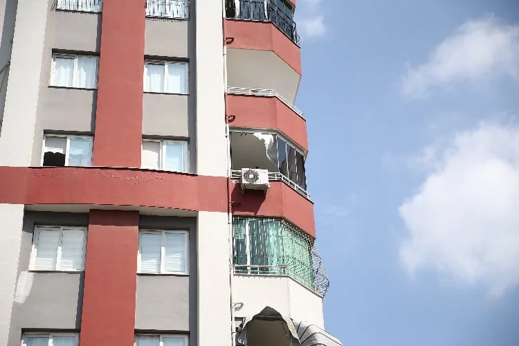 Adana'da 4. kattan düşen çocuk ağır yaralandı