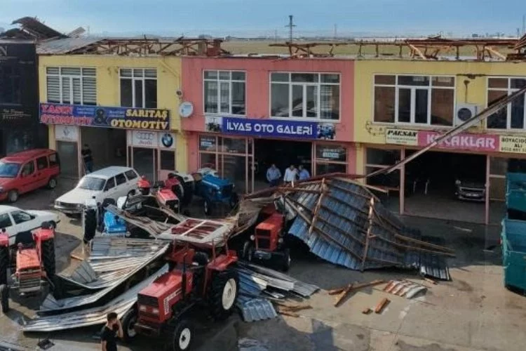 Afyonkarahisar'da kuvvetli rüzgar: Çatı uçtu, araçlar hasar gördü
