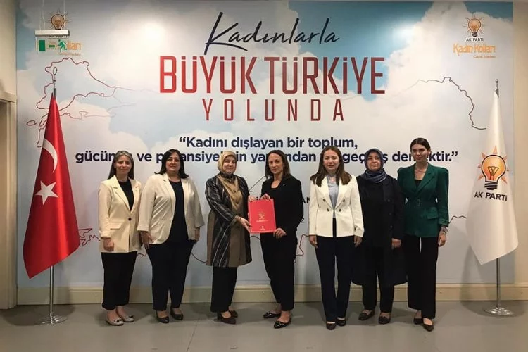 AK Parti Bursa Mudanya Kadın ve Gençlik Kollarında başkanlar belirlendi