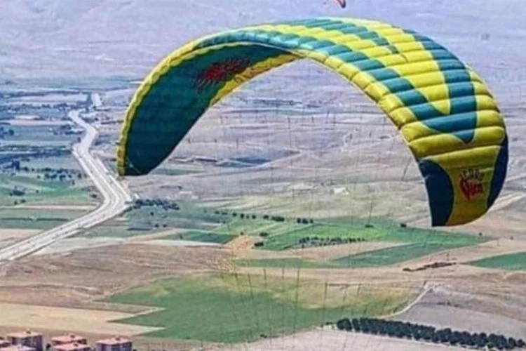Ankara'da metrelerce yüksekten yere çakılan paraşütçü yaşamını yitirdi