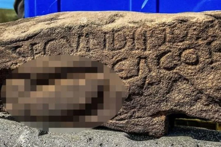 Arkeologlar bile şaşırıp kaldı! 1800 yıllık taşın üzerine cinsel organ resmetmişler