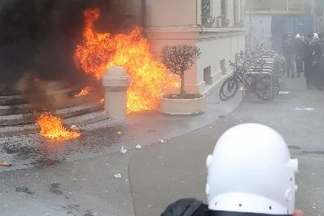 Arnavutluk Tiran' da belediye binası ateşe verildi