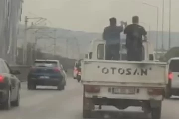 Bursa'da trafik ortasında tehlikeli halay kamerada