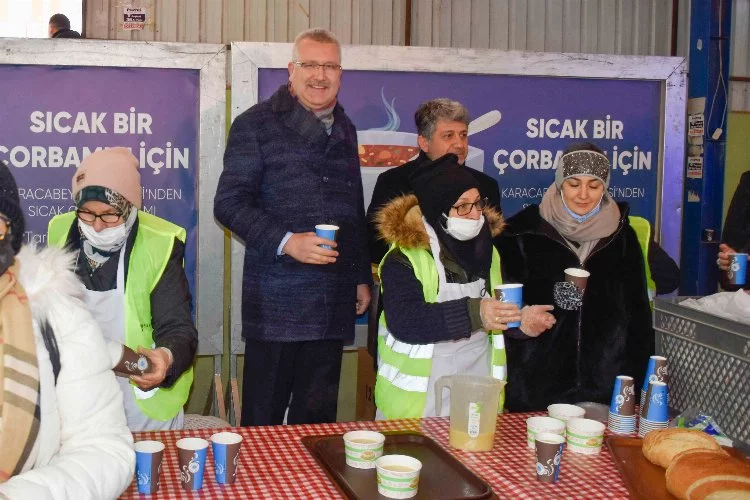 Bursa Karacabey Belediyesi’nden vatandaşlara sıcak çorba ikramı