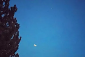 Ay ile yıldız gökyüzünde buluştu! İşte Türk bayrağını andıran o anlar