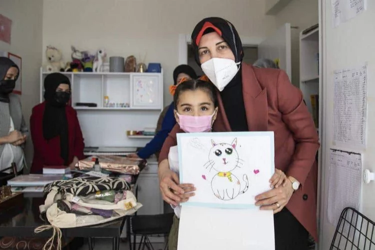 Bakan Özer'in eşi, Bursa'da okul ziyaretlerinde bulundu