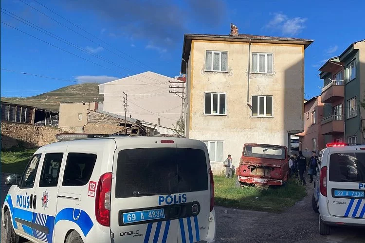 Bayburt'ta 3'üncü kattan toprak zemine düşen 8 yaşındaki çocuk yaralandı