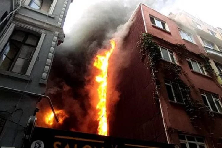 Beyoğlu’nda otelde yangın paniği:Mum alevi yatağı tutuşturdu