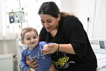 Böbrekleri taşla dolu Azerbaycanlı bebek Türkiye'de şifa buldu