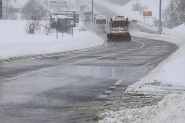 Bolu Dağı'nda İstanbul yönünde ağır tonajlı araçların geçişine izin verilmiyor