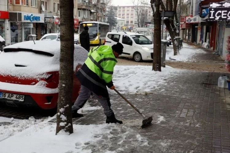 Bursa Büyükşehir Belediyesi kaldırımları kardan temizliyor