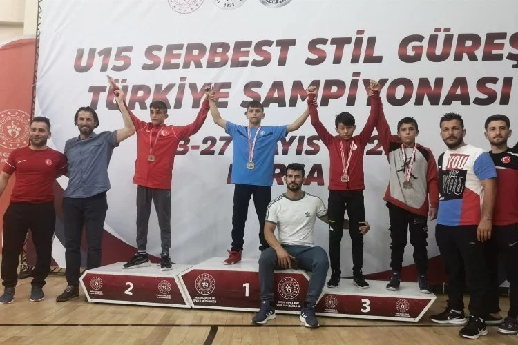 Bursa Büyükşehir Belediyesporlu güreşçi Türkiye şampiyonu