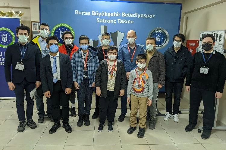 Bursa Büyükşehir Belediyesporlu satranççılardan 18 madalya