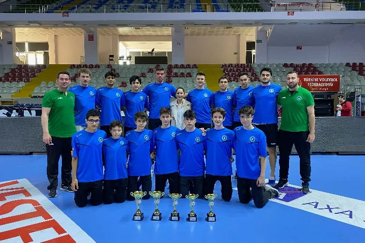 Bursa Büyükşehir voleybol altyapı takımları sezonu 5 kupayla kapattı