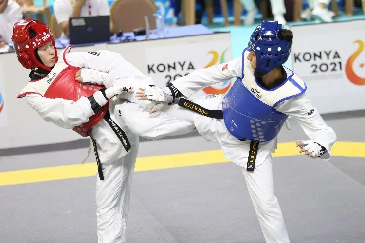 Bursa Büyükşehirli taekwondocu Hatice Kübra İlgün'den gümüş madalya