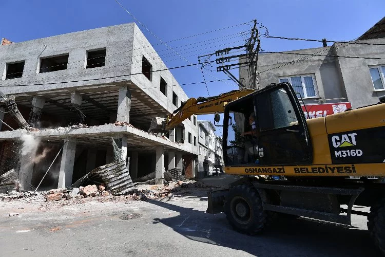 Bursa'da 3 katlı kaçak bina yıkıldı