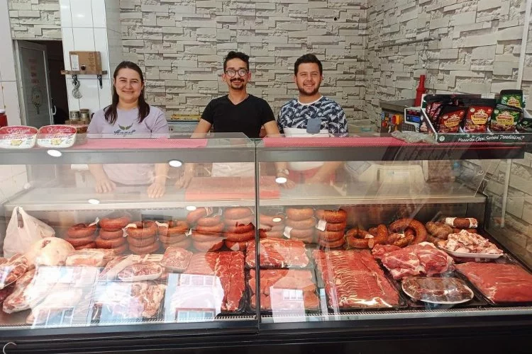 Bursa'da açtıkları et marketle kendi etlerini satıyor